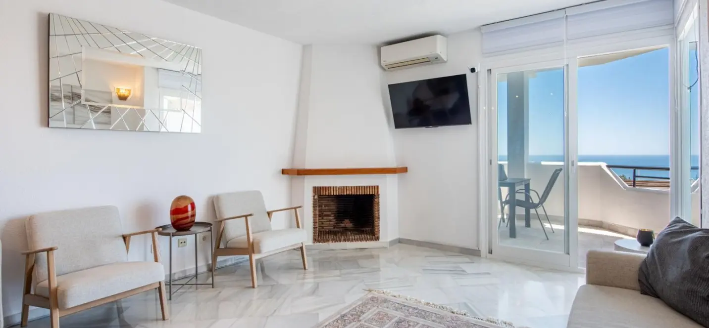 Sale of middle floor apartment in Calahonda 3
