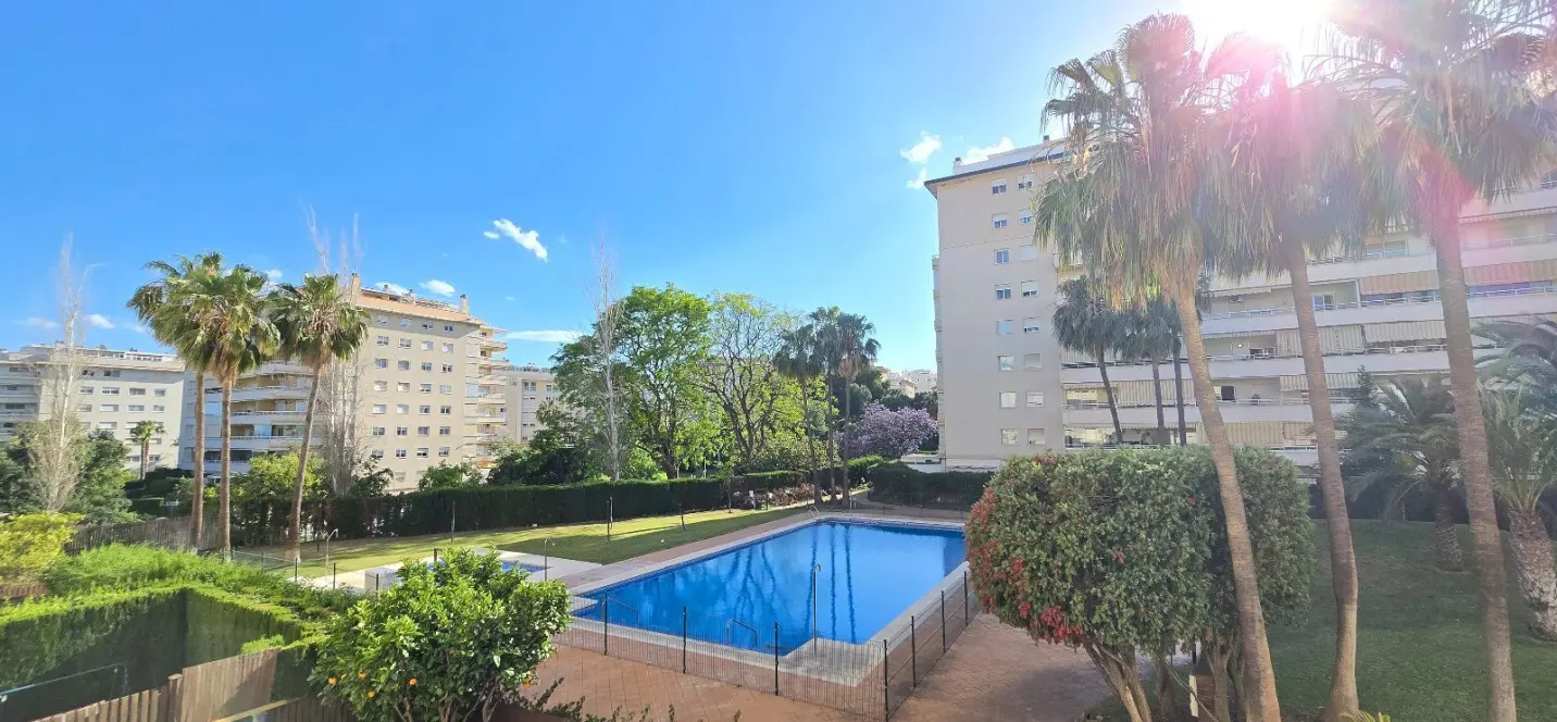 Sale of middle floor apartment in Arroyo de la Miel 0