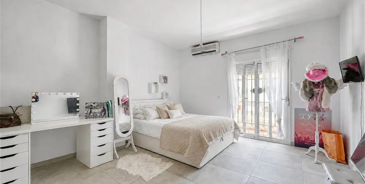 Sale of townhouse in Casares 14