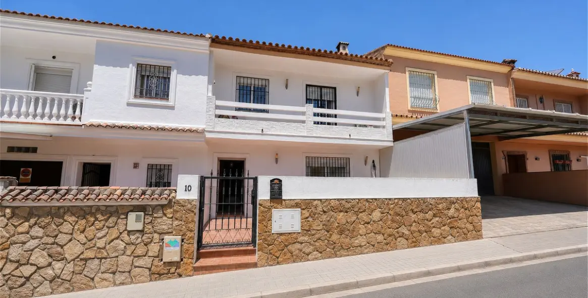 Sale of townhouse in Casares 19
