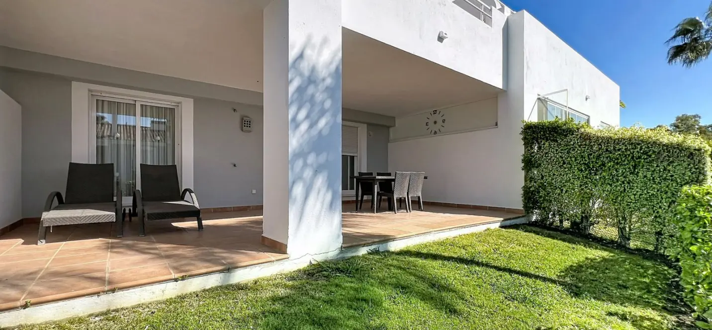 Sale of ground floor apartment in Estepona 2