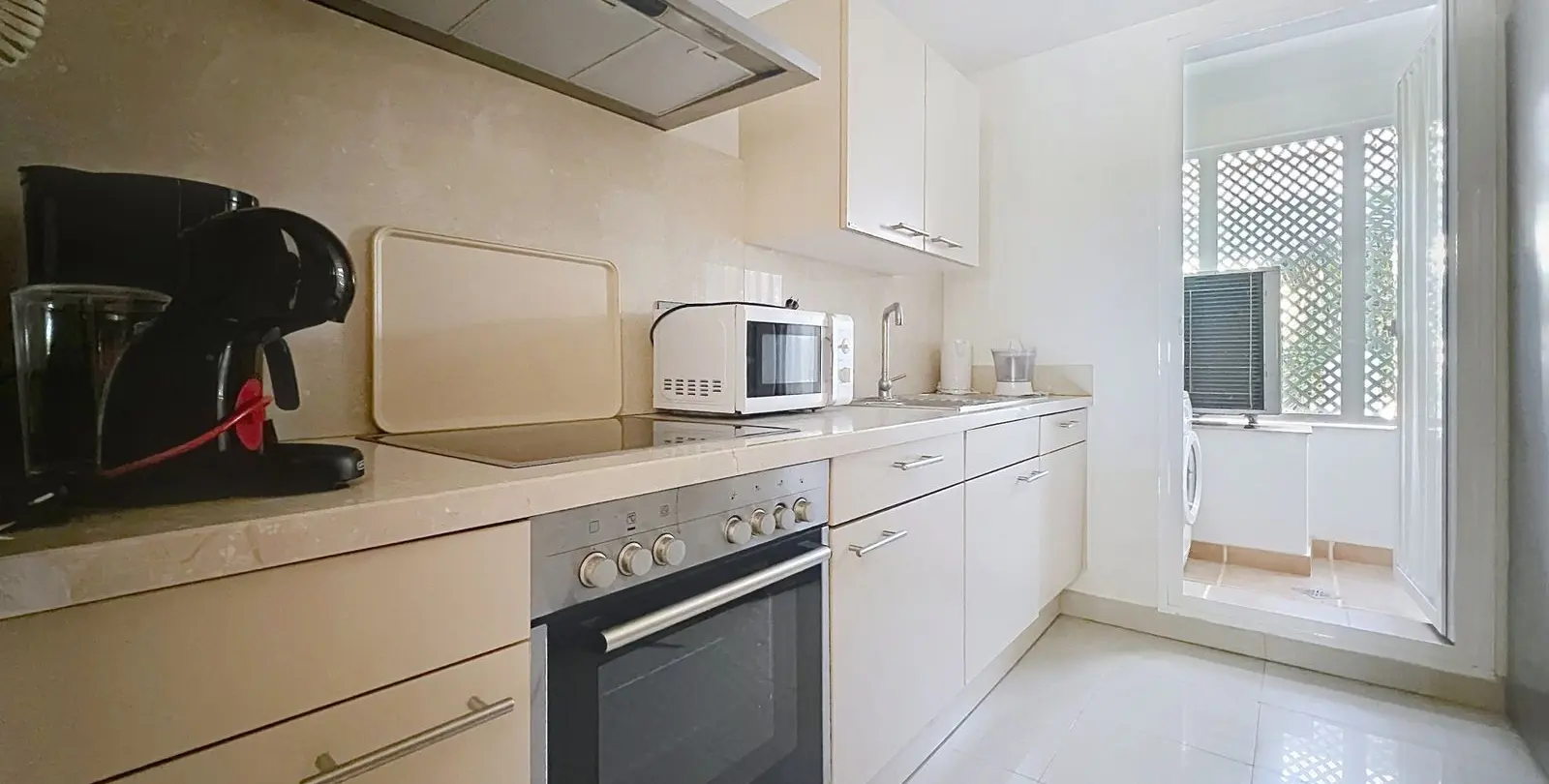Sale of ground floor apartment in Estepona 7