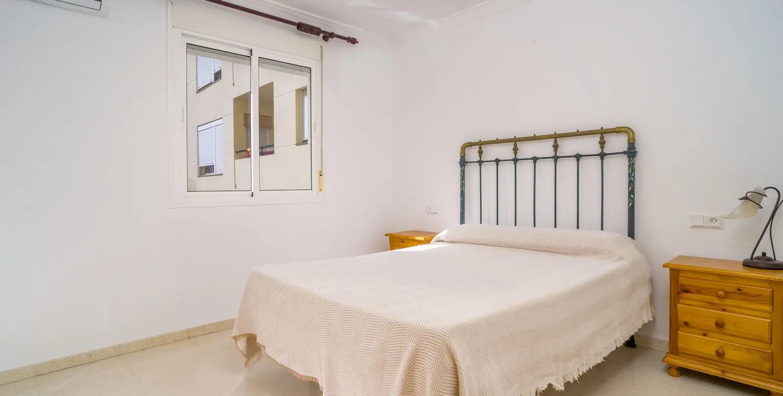 Sale of middle floor apartment in Estepona 3