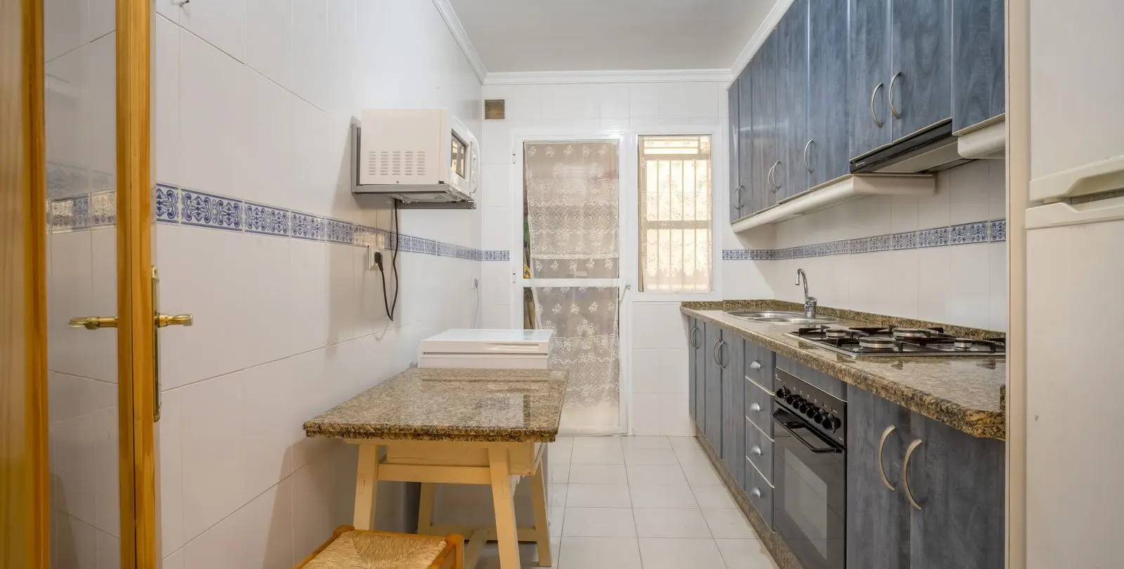 Sale of middle floor apartment in Estepona 6
