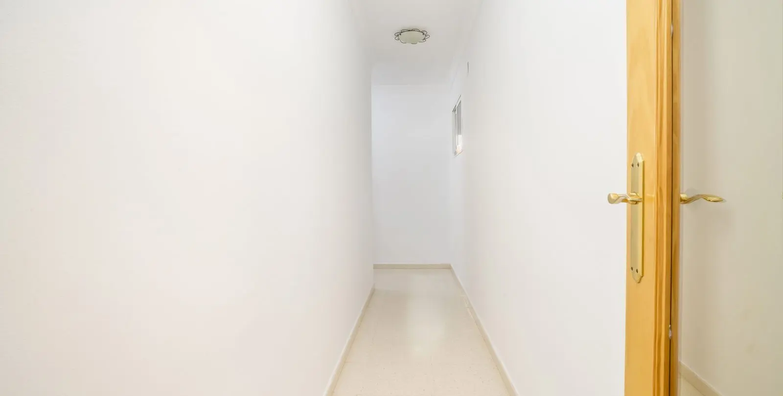 Sale of middle floor apartment in Estepona 18