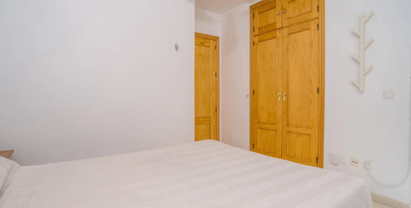 Sale of middle floor apartment in Estepona 25