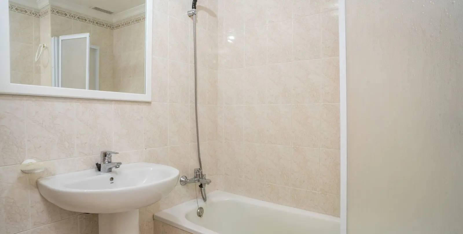 Sale of middle floor apartment in Estepona 28