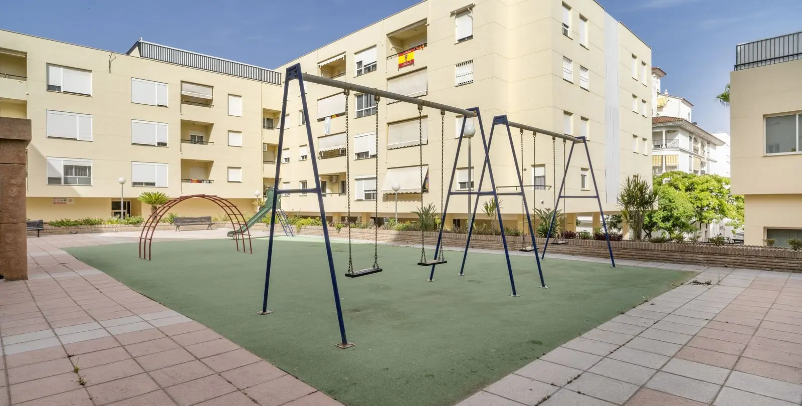 Sale of middle floor apartment in Estepona 40