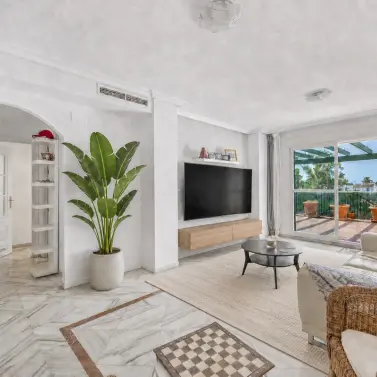 Продажа апартаментов на среднем этаже в Marbella