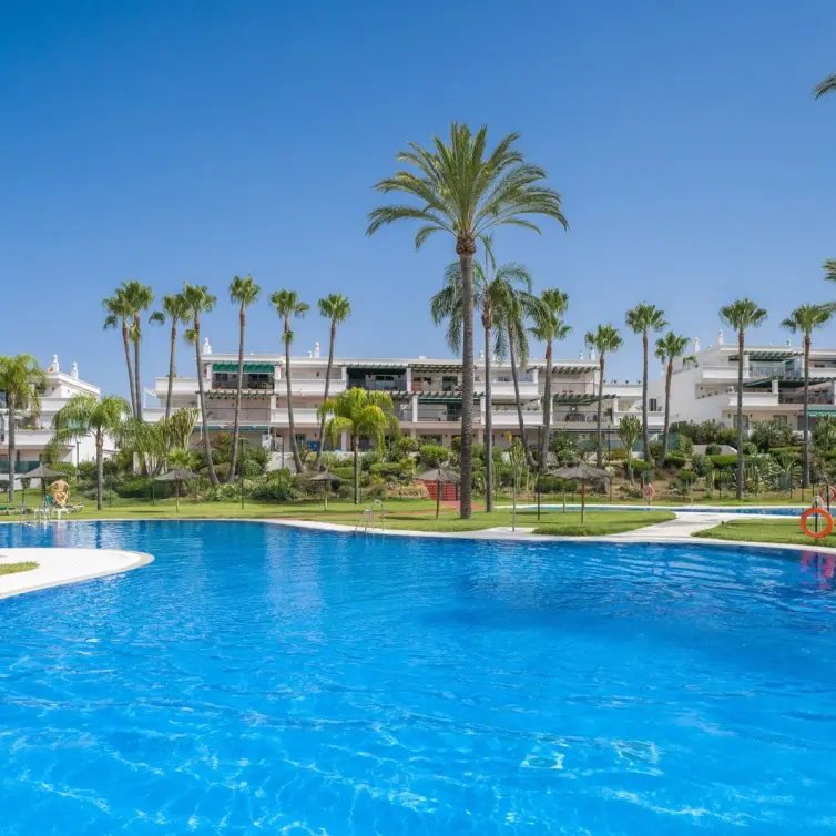 Продажа апартаментов на среднем этаже в Marbella