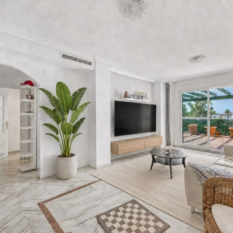 Продажа апартаментов на среднем этаже в Marbella