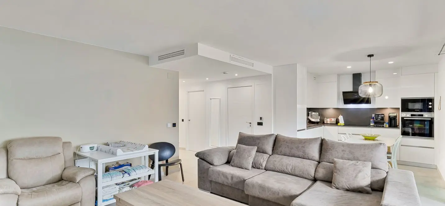 Venta de apartamento en planta media en Los Boliches 3