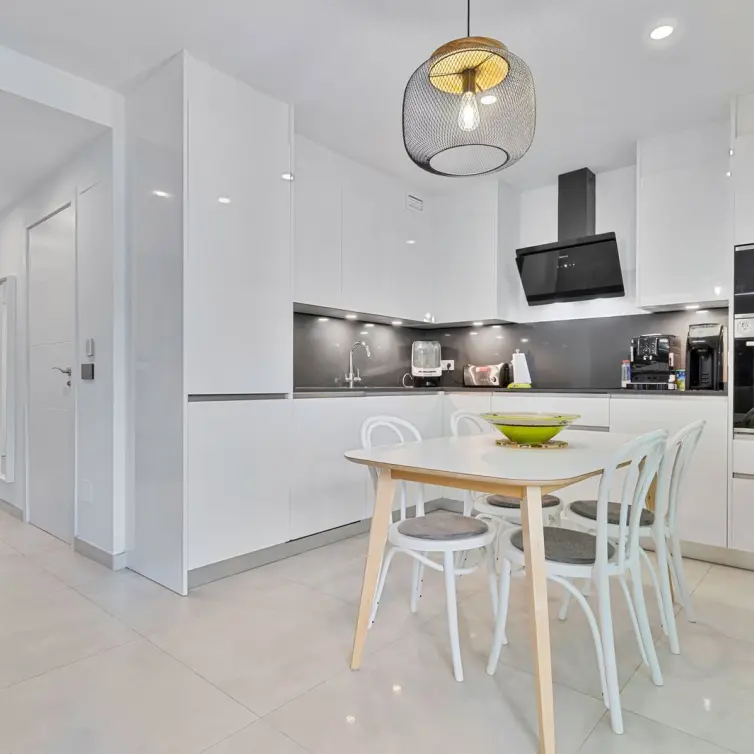 Venta de apartamento en planta media en Los Boliches