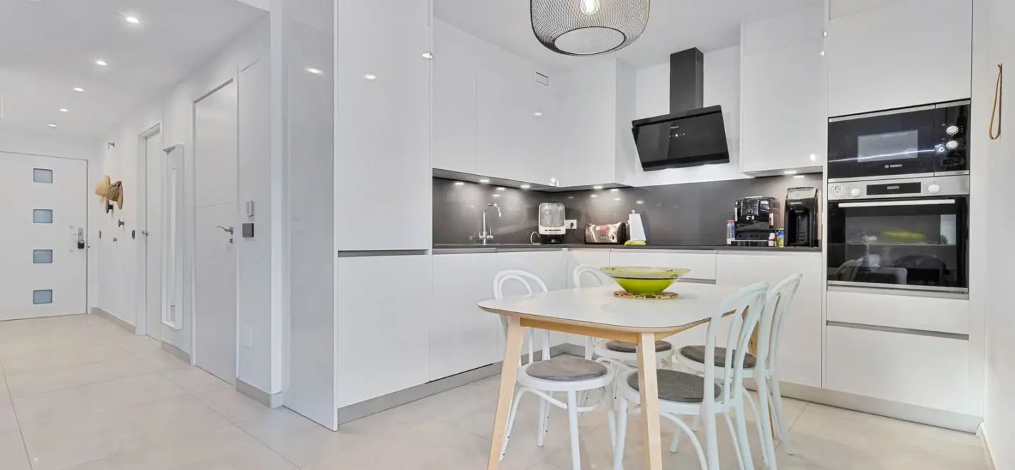 Venta de apartamento en planta media en Los Boliches 4