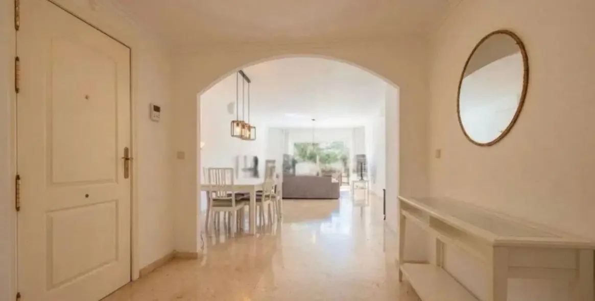 Sale of middle floor apartment in Marbella 10