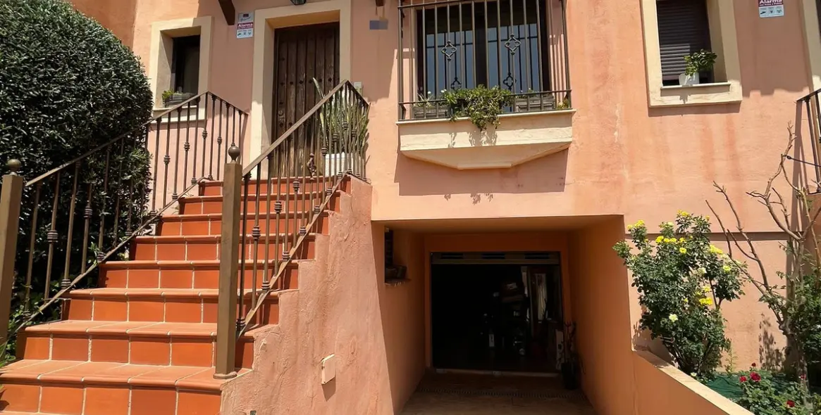Sale of townhouse in Estepona 2