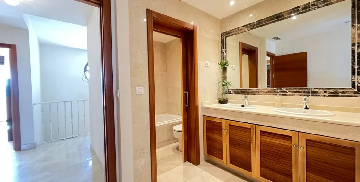 Sale of townhouse in Estepona 16