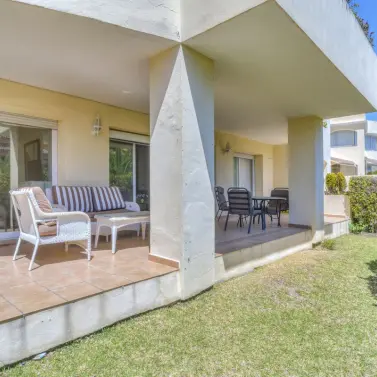 Продажа апартаментов на первом этаже в Bahía de Marbella