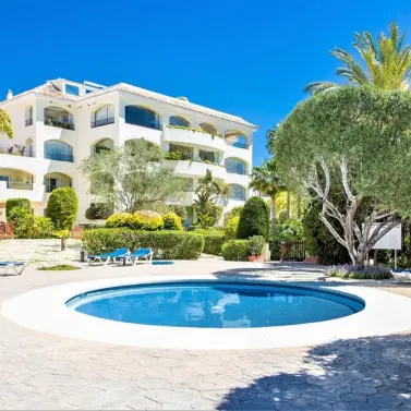 Продажа апартаментов на первом этаже в Bahía de Marbella