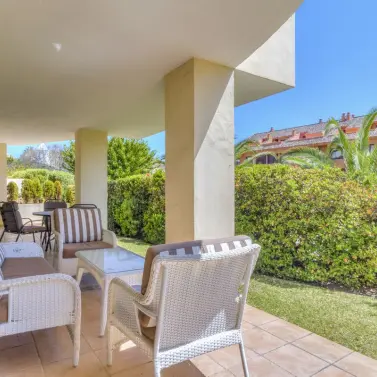 Продажа апартаментов на первом этаже в Bahía de Marbella