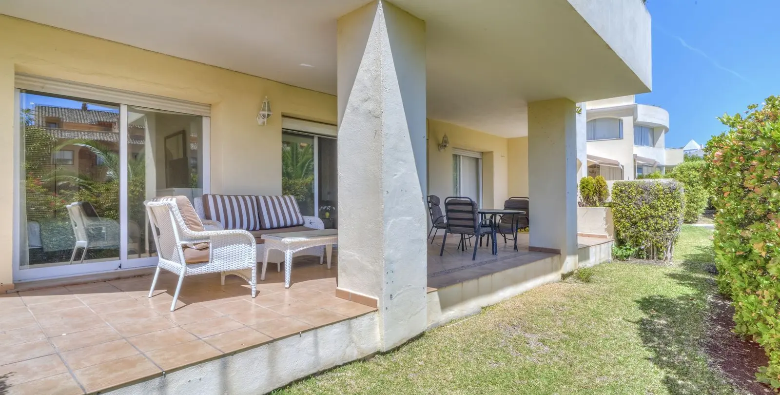 Продажа апартаментов на первом этаже в Bahía de Marbella 1