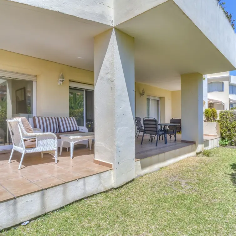 Продажа апартаментов на первом этаже в Bahía de Marbella