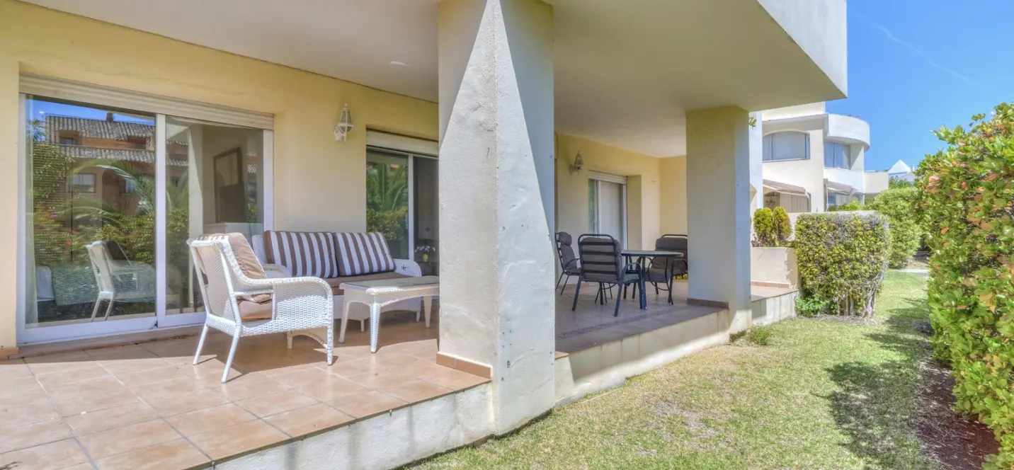 Продажа апартаментов на первом этаже в Bahía de Marbella 0