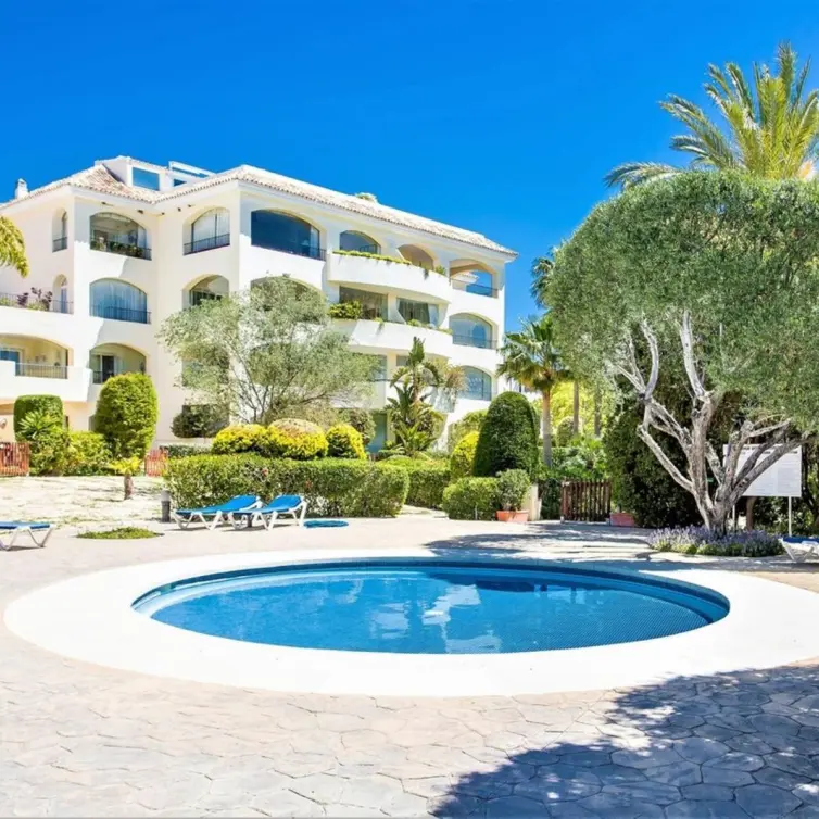 Продажа апартаментов на первом этаже в Bahía de Marbella