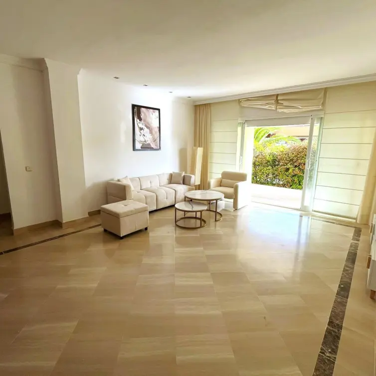 Продажа апартаментов на первом этаже в Bahía de Marbella