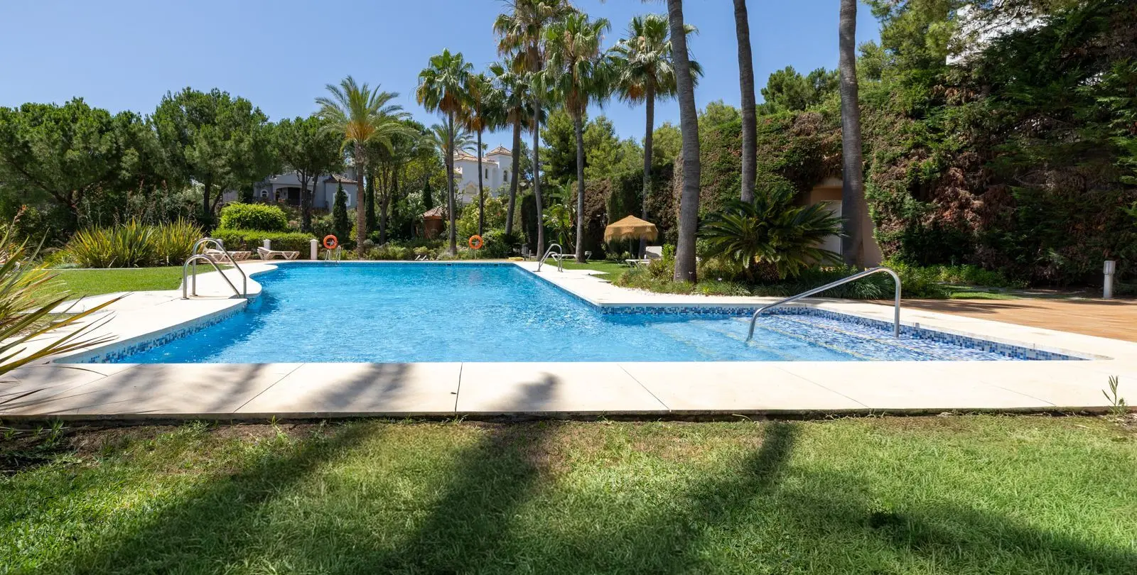 Venta de apartamento en planta media en La Quinta 5