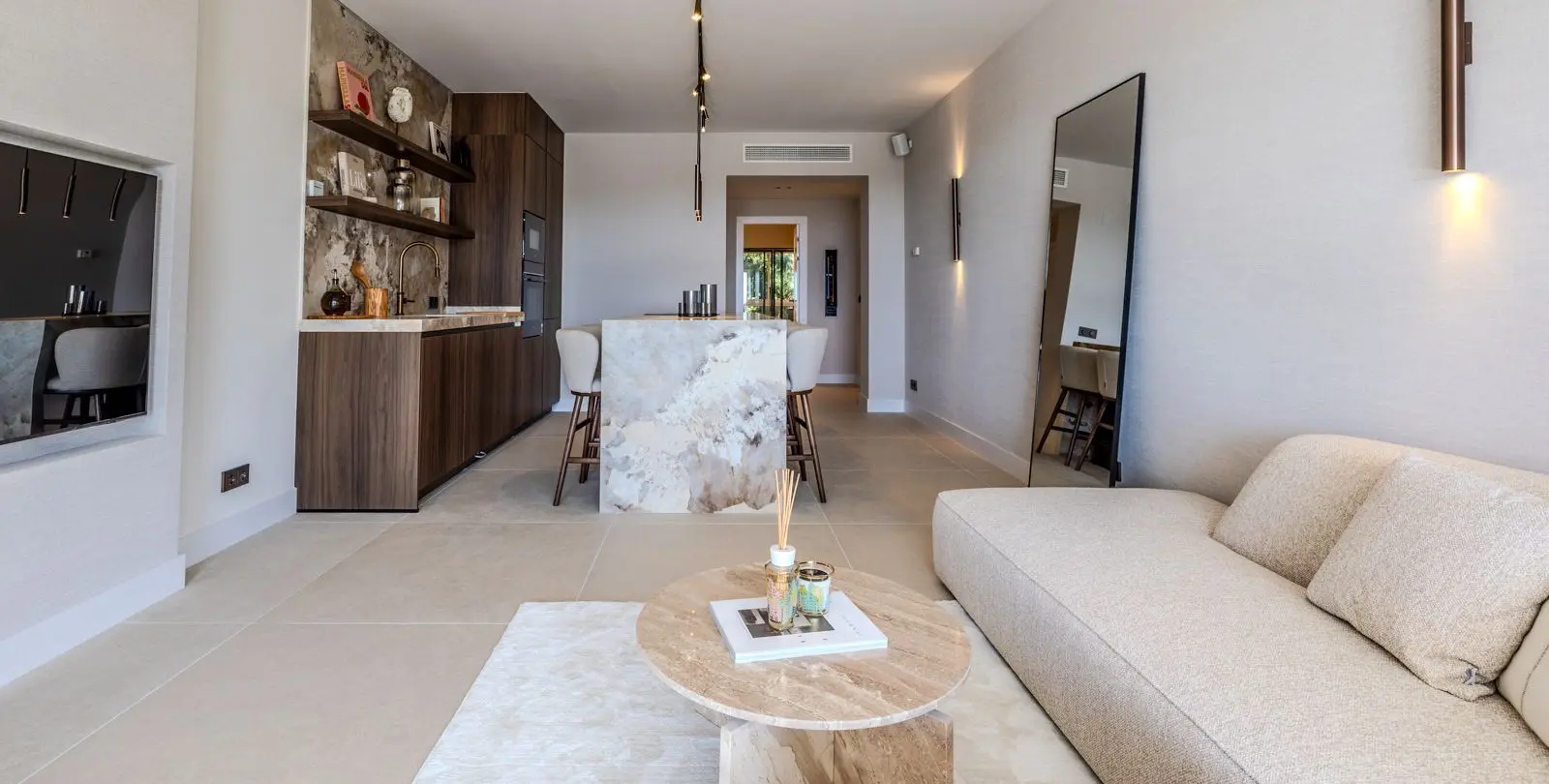 Venta de apartamento en planta media en La Quinta 7