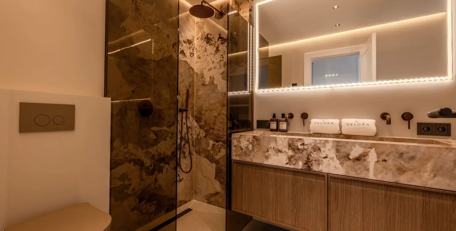 Venta de apartamento en planta media en La Quinta 11