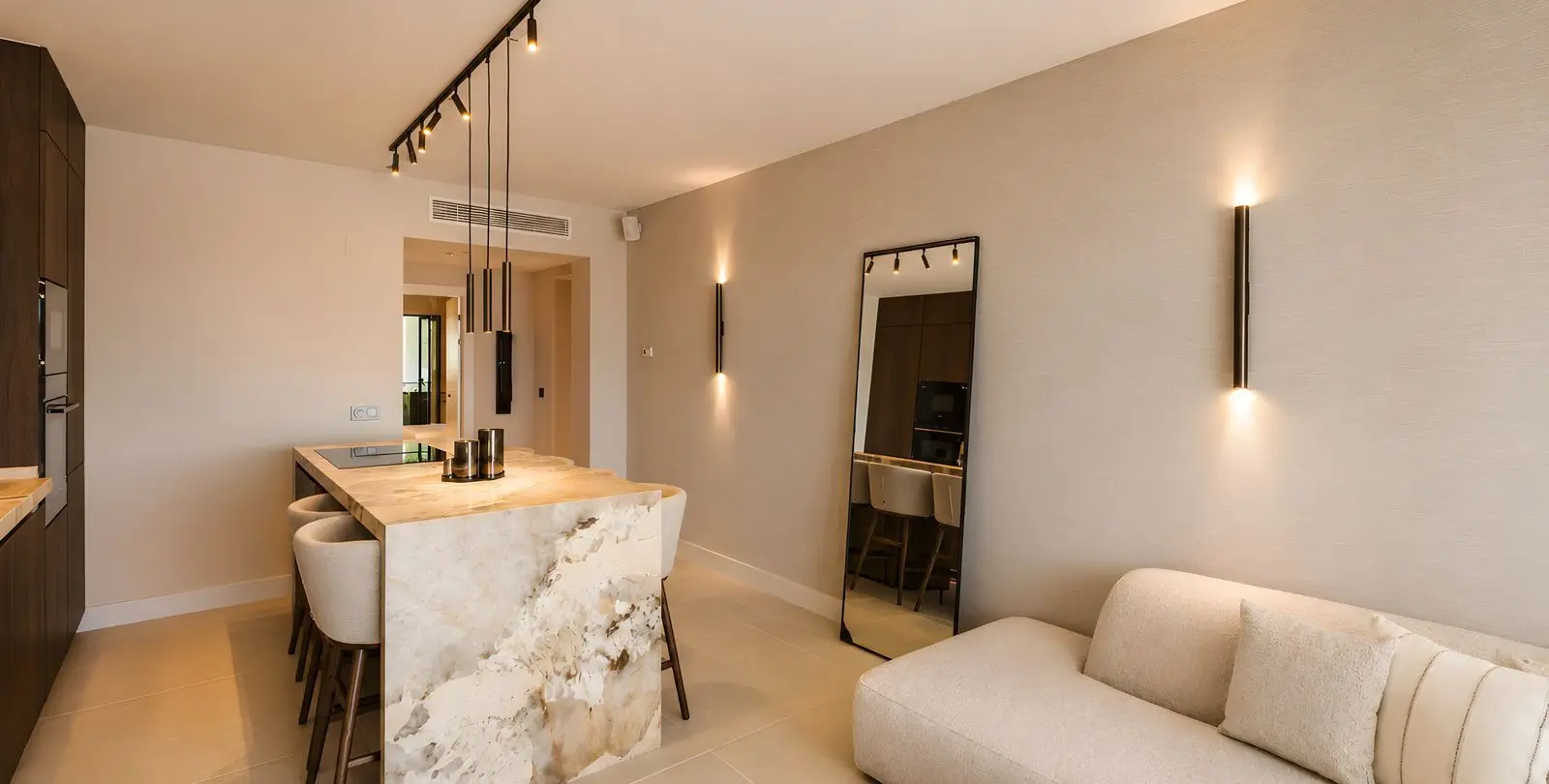 Venta de apartamento en planta media en La Quinta 15