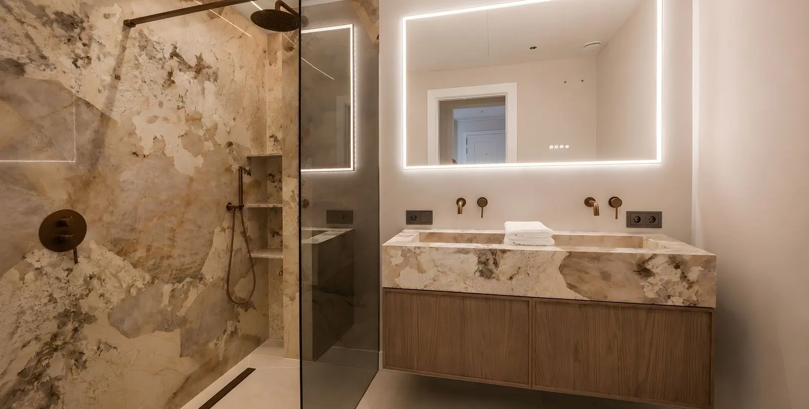Venta de apartamento en planta media en La Quinta 19
