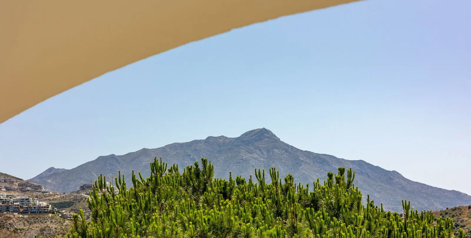 Venta de apartamento en planta media en La Quinta 20
