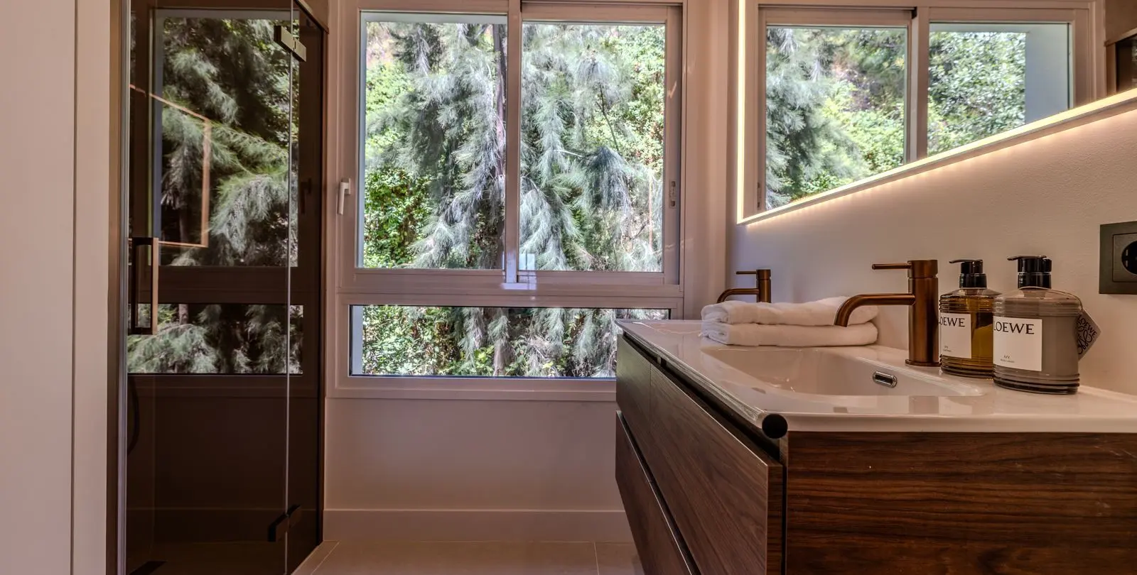 Venta de apartamento en planta media en La Quinta 23