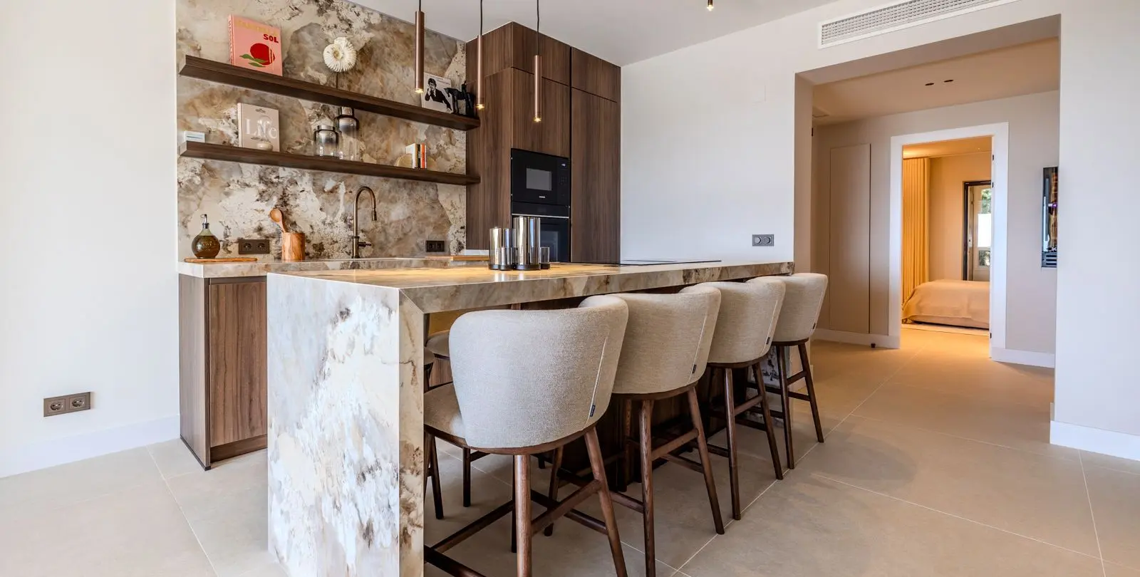 Venta de apartamento en planta media en La Quinta 26