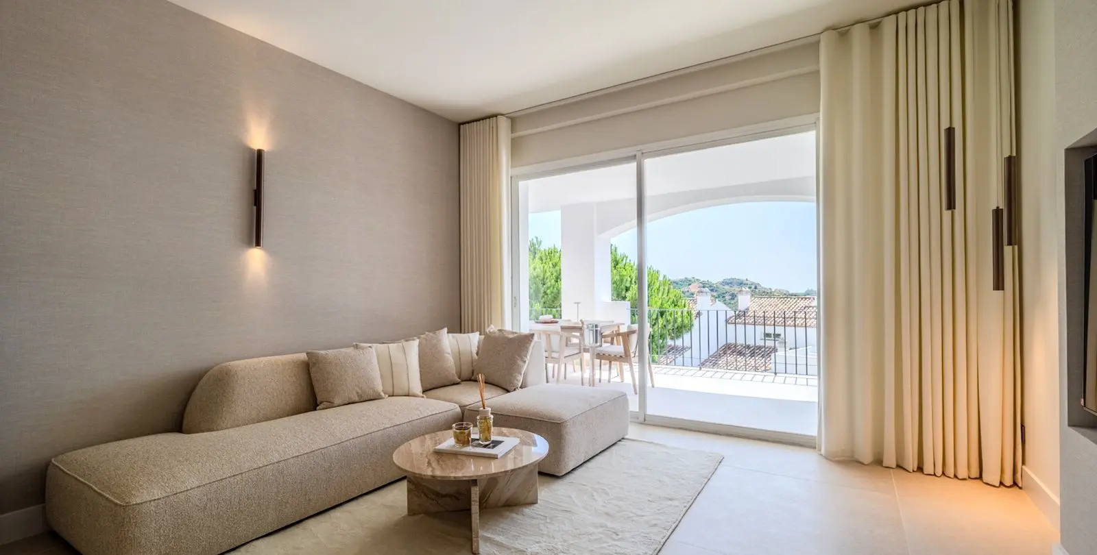Venta de apartamento en planta media en La Quinta 27