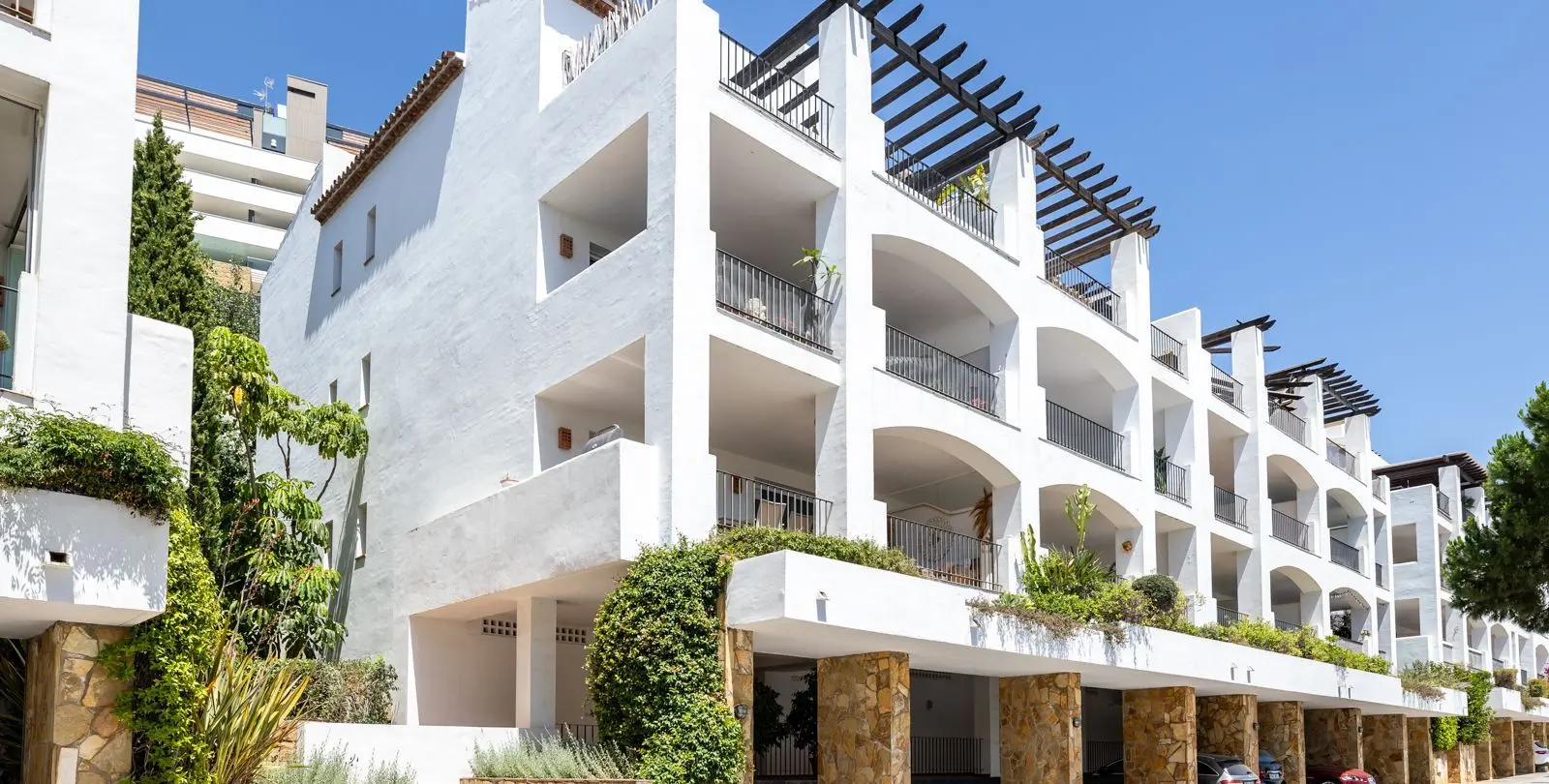 Venta de apartamento en planta media en La Quinta 28