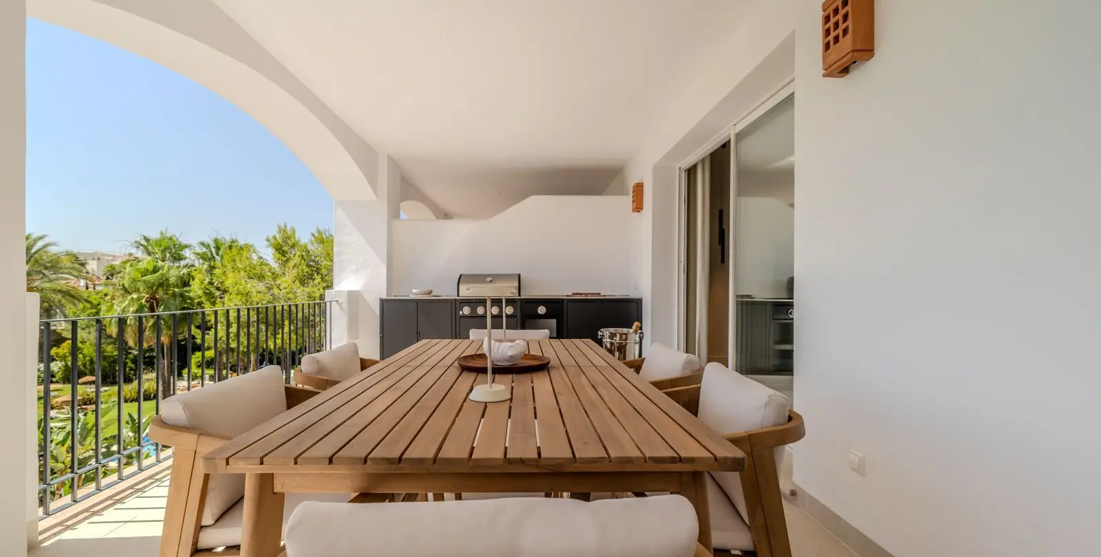 Venta de apartamento en planta media en La Quinta 30