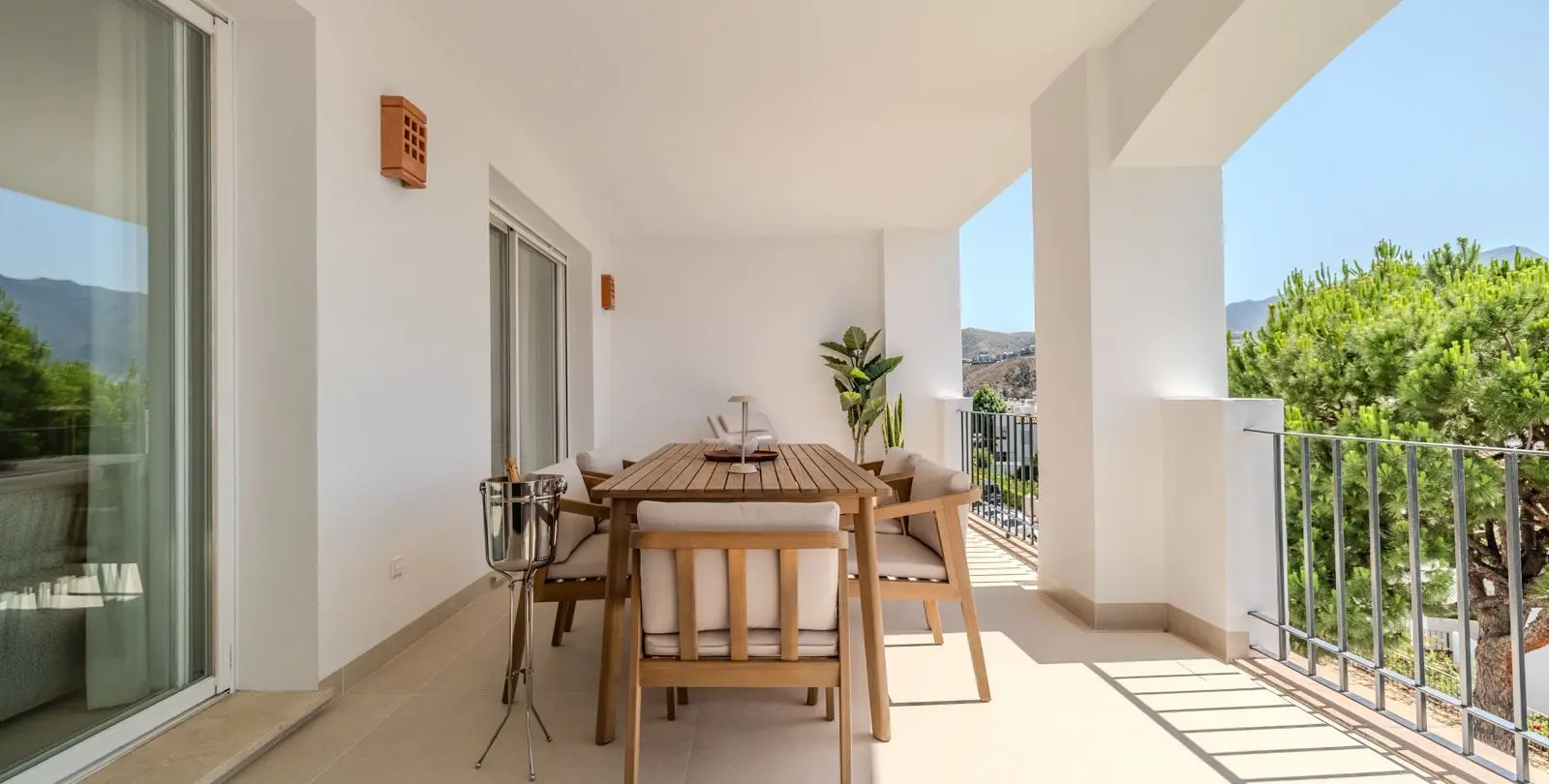 Venta de apartamento en planta media en La Quinta 33