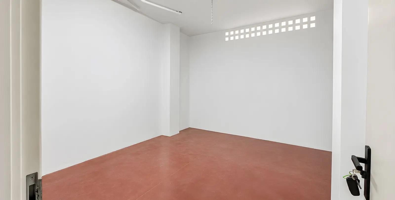 Venta de apartamento en planta media en La Quinta 34