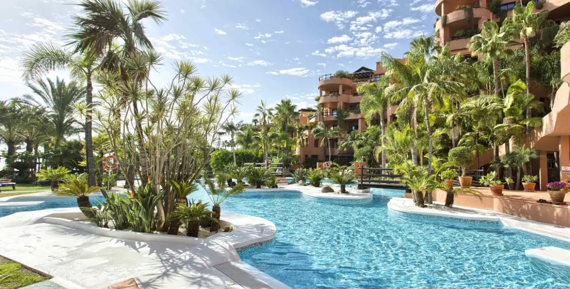 Venta de apartamento en planta media en New Golden Mile 1