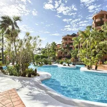 Venta de apartamento en planta media en New Golden Mile