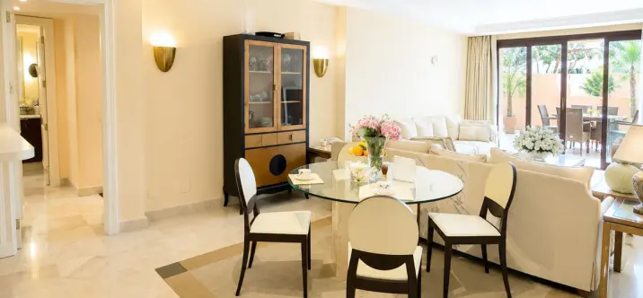 Venta de apartamento en planta media en New Golden Mile 2