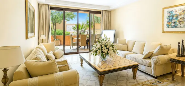 Venta de apartamento en planta media en New Golden Mile 4