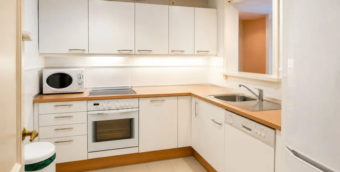 Venta de apartamento en planta media en New Golden Mile 10