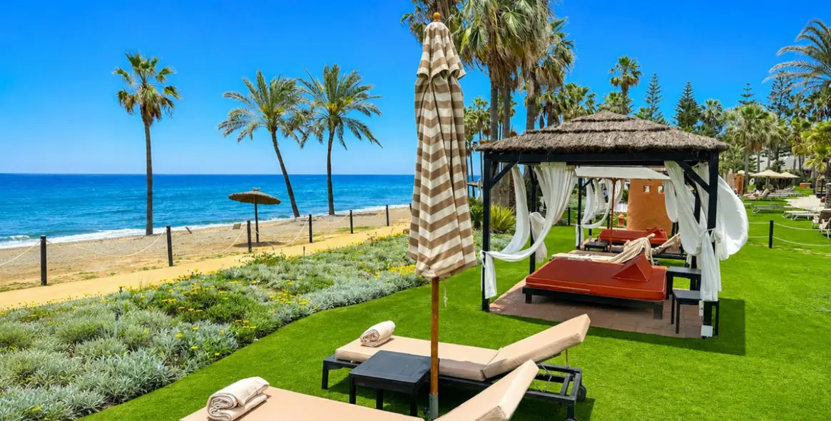 Venta de apartamento en planta media en New Golden Mile 14