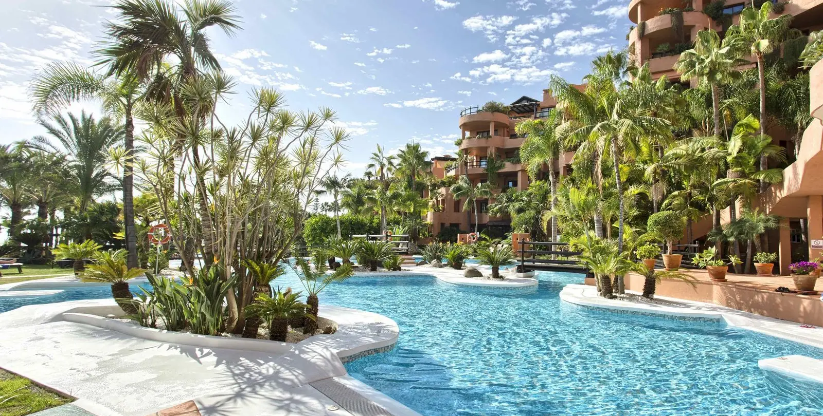 Sale of middle floor apartment in New Golden Mile 1