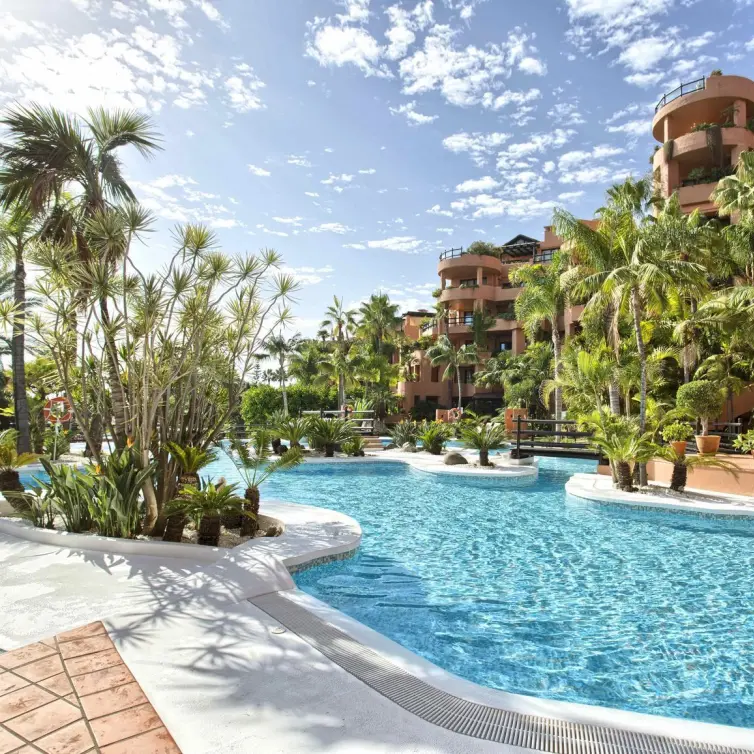 Sale of middle floor apartment in New Golden Mile